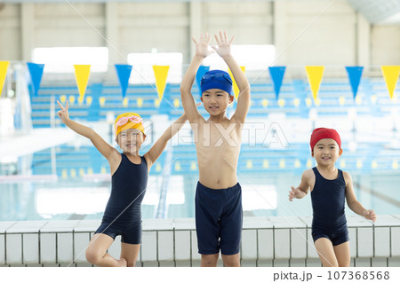 プールに通う子供たち 107368568