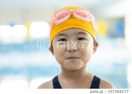 プールに通う女の子 プールに通う女の子 107368577