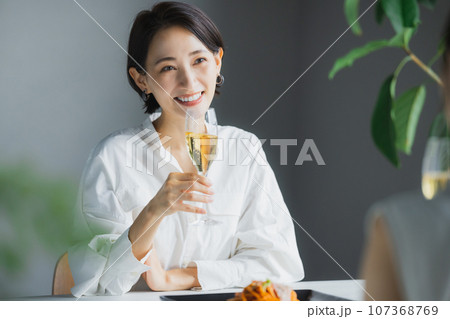 シャンパンで乾杯する2人の女性 107368769