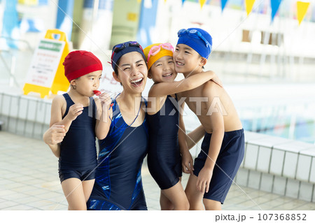 スイミングスクールに通う子どもとコーチ スイミングスクールに通う子どもとコーチ 107368852