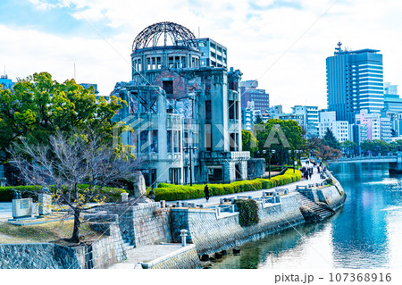 【世界遺産　原爆ドーム】晴れた新年の風景と元安川2　広島県広島市中区 107368916