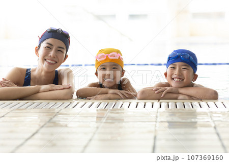 スイミングスクールに通う子どもとコーチ スイミングスクールに通う子どもとコーチ 107369160