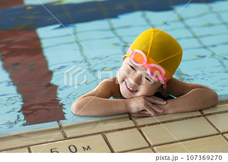 プールに通うかわいい女の子 プールに通うかわいい女の子 107369270