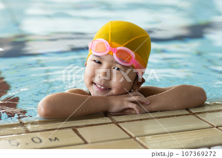 プールに通うかわいい女の子 107369272