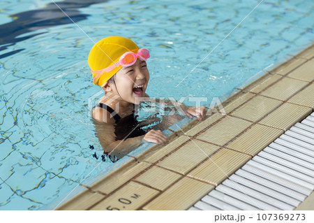 プールに通うかわいい女の子 107369273