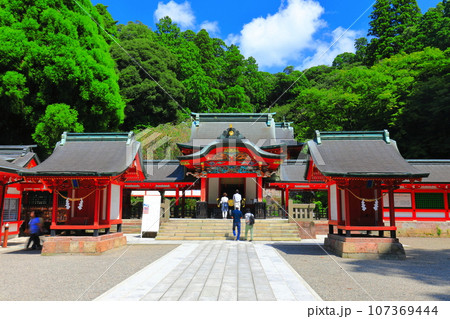 【鹿児島県】晴天の霧島神宮（本殿） 107369444