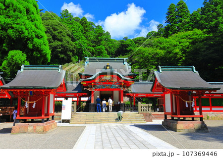 【鹿児島県】晴天の霧島神宮（本殿） 107369446