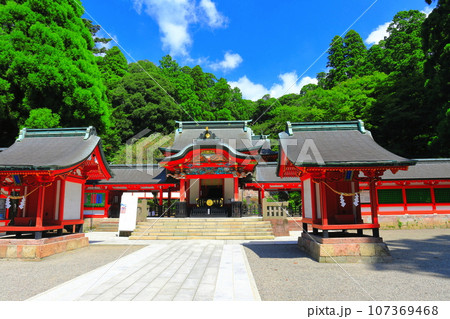 【鹿児島県】晴天の霧島神宮（本殿） 107369468