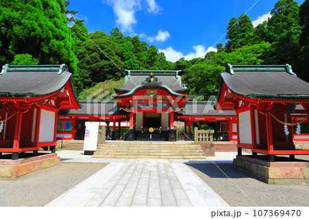 【鹿児島県】晴天の霧島神宮（本殿） 107369470