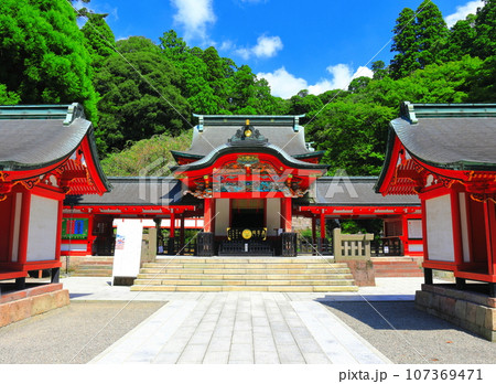 【鹿児島県】晴天の霧島神宮（本殿） 107369471