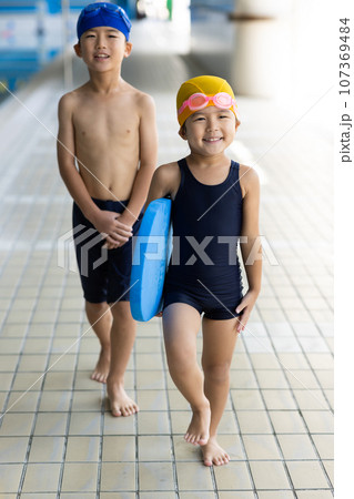 プールに通う子供たち 107369484