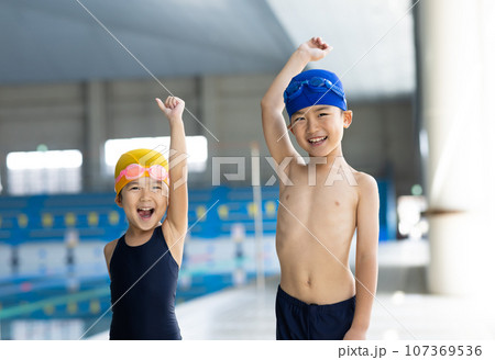 プールに通う子供たち プールに通う子供たち 107369536