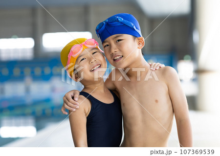 プールに通う子供たち 107369539