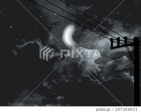 夜空に浮かぶ雲と三日月と電信柱のシルエットのモノクロ背景 107369651