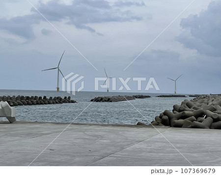 富山県入善町海岸線の洋上風力発電風車などの様子 107369679