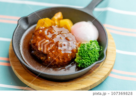 温泉卵付きデミグラスハンバーグ 温泉卵付きデミグラスハンバーグ 107369828