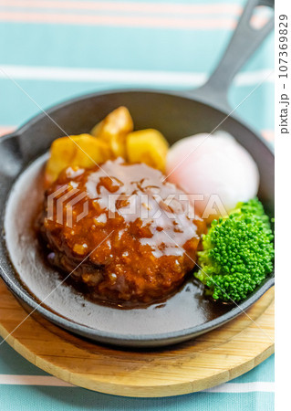 温泉卵付きデミグラスハンバーグ 温泉卵付きデミグラスハンバーグ 107369829