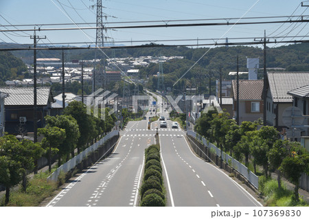 住宅地を貫くダウンヒルロード 住宅地を貫くダウンヒルロード 107369830