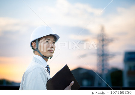 作業着を着た男性 107369850