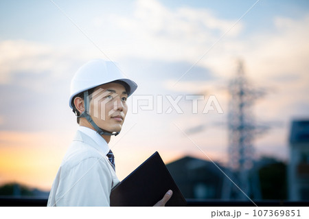 作業着を着た男性 作業着を着た男性 107369851