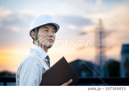 作業着を着た男性 作業着を着た男性 107369853