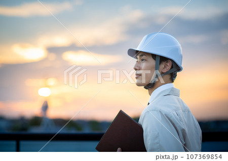 作業着を着た男性 作業着を着た男性 107369854