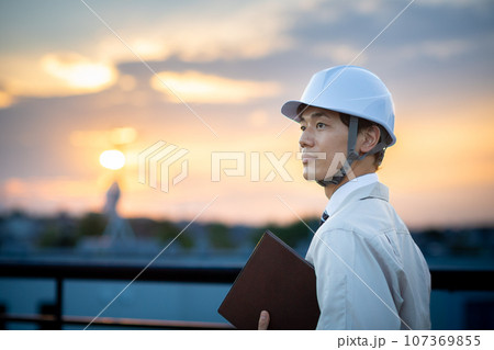 作業着を着た男性 作業着を着た男性 107369855