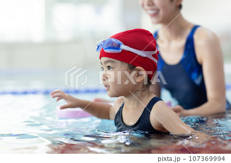 スイミングスクールに通う子どもとコーチ スイミングスクールに通う子どもとコーチ 107369994