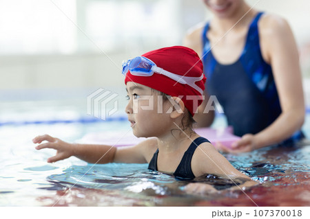スイミングスクールに通う子どもとコーチ スイミングスクールに通う子どもとコーチ 107370018