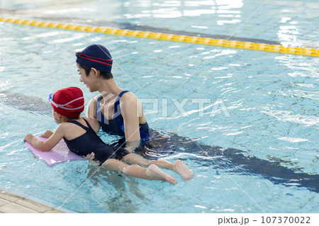 スイミングスクールに通う子どもとコーチ 107370022