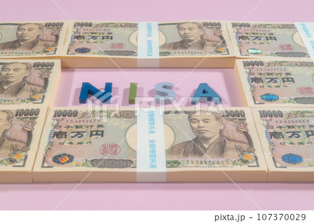 ピンクの背景のNISAのテキストと一万円札 107370029