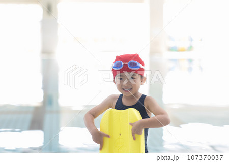 プールに通うかわいい女の子 プールに通うかわいい女の子 107370037