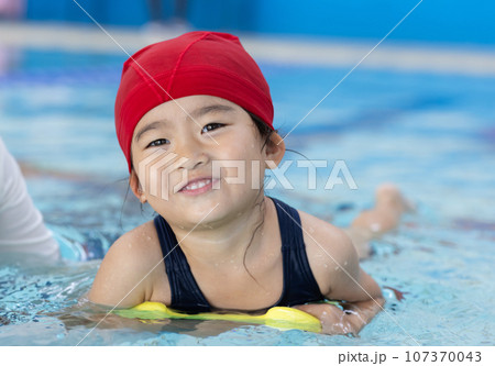 プールに通うかわいい女の子 107370043