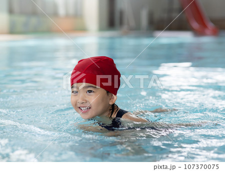 プールに通うかわいい女の子 107370075