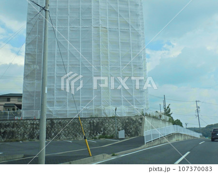 マンションを覆う足場幕 107370083