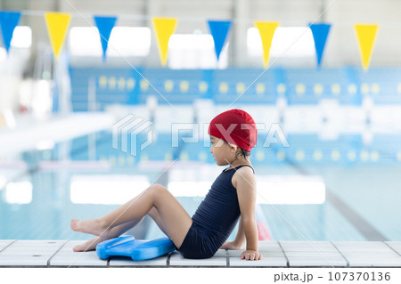 プールに通うかわいい女の子 プールに通うかわいい女の子 107370136