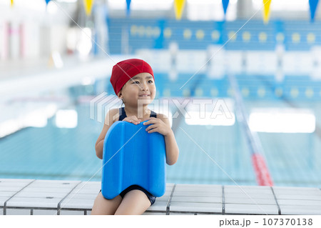 プールに通うかわいい女の子 107370138