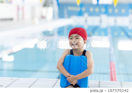 プールに通うかわいい女の子 プールに通うかわいい女の子 107370142