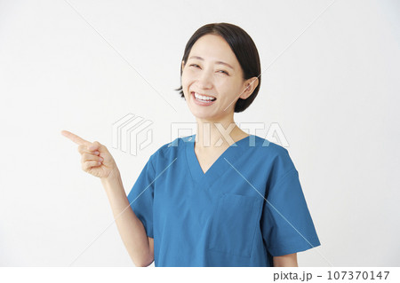 左側を指差す女性の医者 白背景 左側を指差す女性の医者 白背景 107370147