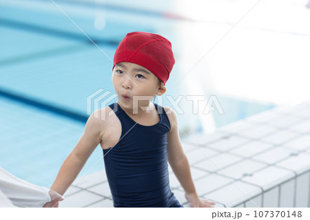 プールに通うかわいい女の子 プールに通うかわいい女の子 107370148