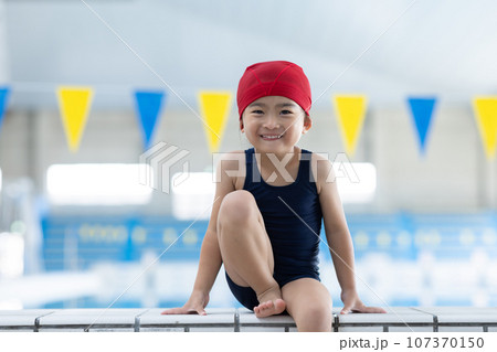 プールに通うかわいい女の子 107370150
