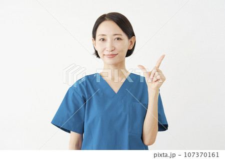 チェックサインをする女性の医者　白背景 107370161
