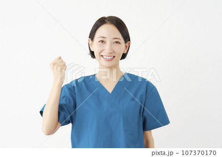 ガッツポーズをする女性の医者 白背景 ガッツポーズをする女性の医者 白背景 107370170