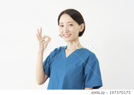 OKサインをする女性の医者　白背景 107370175