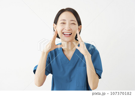 話しかける女性の医者　白背景 107370182