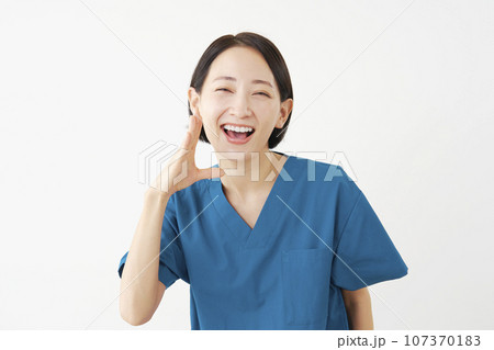 話しかける女性の医者 白背景 話しかける女性の医者 白背景 107370183