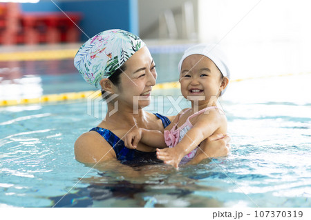 ベイビースイムを楽しむ親子 107370319