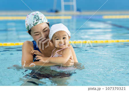 ベイビースイムを楽しむ親子 107370321
