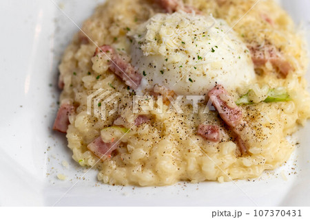 カルボナーラリゾットの温泉卵乗せ カルボナーラリゾットの温泉卵乗せ 107370431