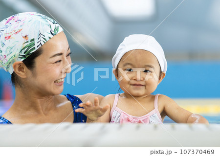 ベイビースイムを楽しむ親子 107370469